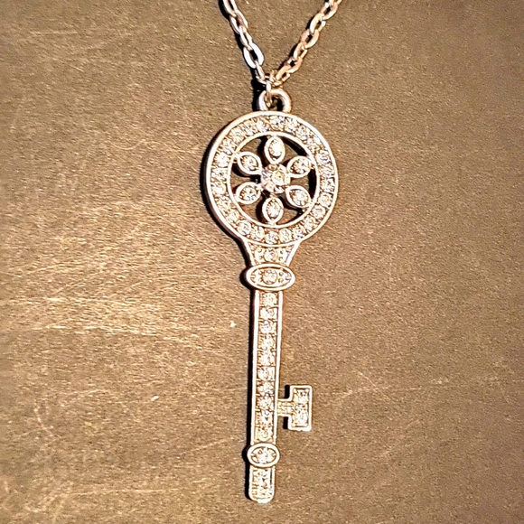 NWOT Key-to-my-Heart Pendant, Silver-tone Chain,  32" - Picture 3 of 7